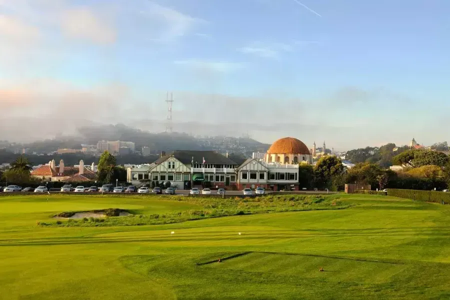 I green del Presidio Golf Course risplendono in una giornata di sole a San Francisco.