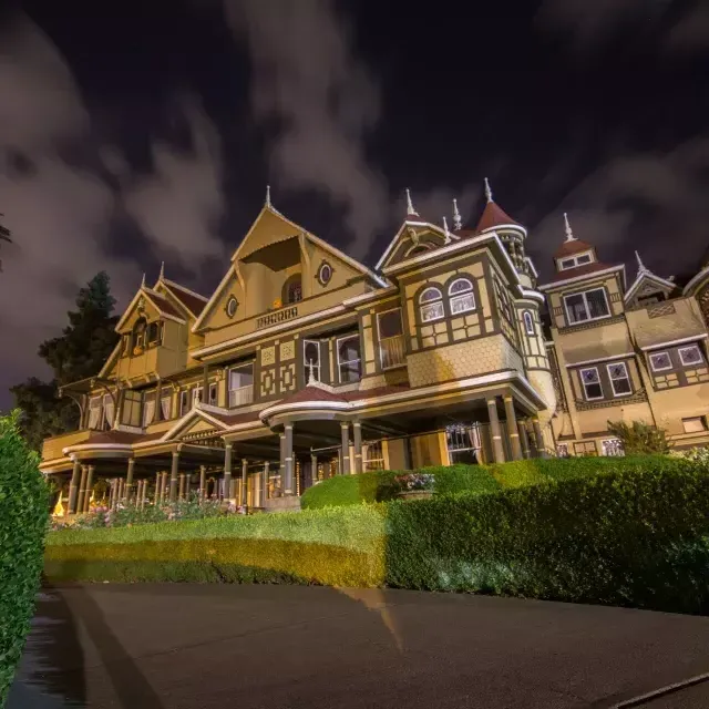 Winchester Mystery House à noite